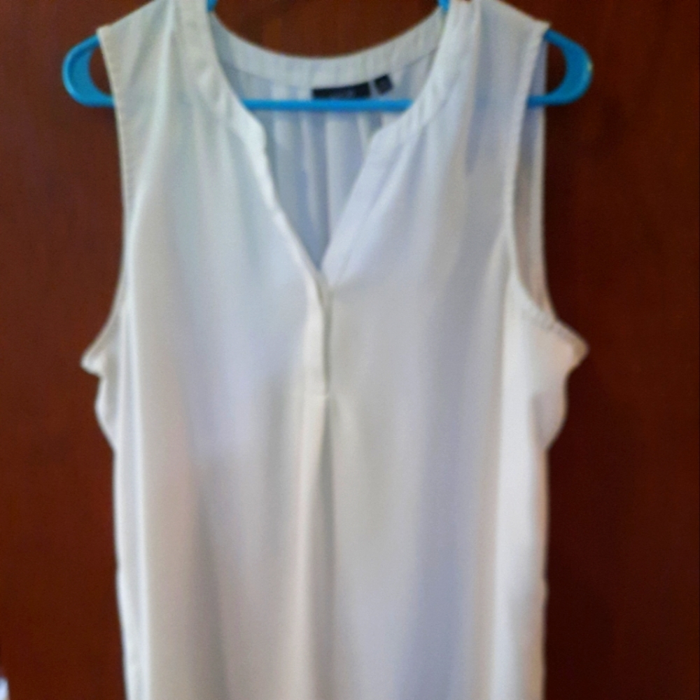 Sleeveless, hi lo blouse